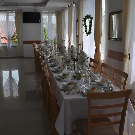 Biesiadny Dworek ホームステイ Szpegawa